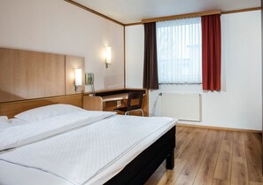 Accessible Double Room | Desk, blackout drapes, soundproofing, free WiFi - Good Morning Erfurt (Erfurt)