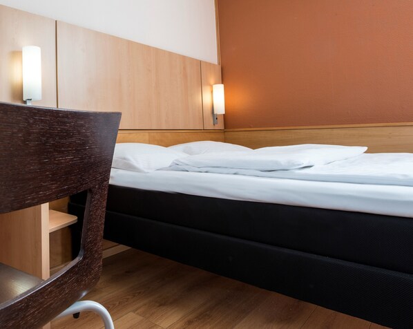 1 bedroom, desk, blackout curtains, soundproofing