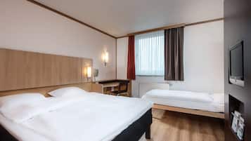 Schreibtisch, VerdunkelungsvorhÀnge, schallisolierte Zimmer