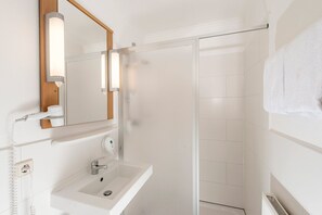 Good Morning Triple Room | Bad | Dusj, miljøvennlige toalettsaker, hårføner og håndklær