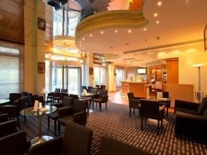 Speisen im Freien, serviert Happy Hour