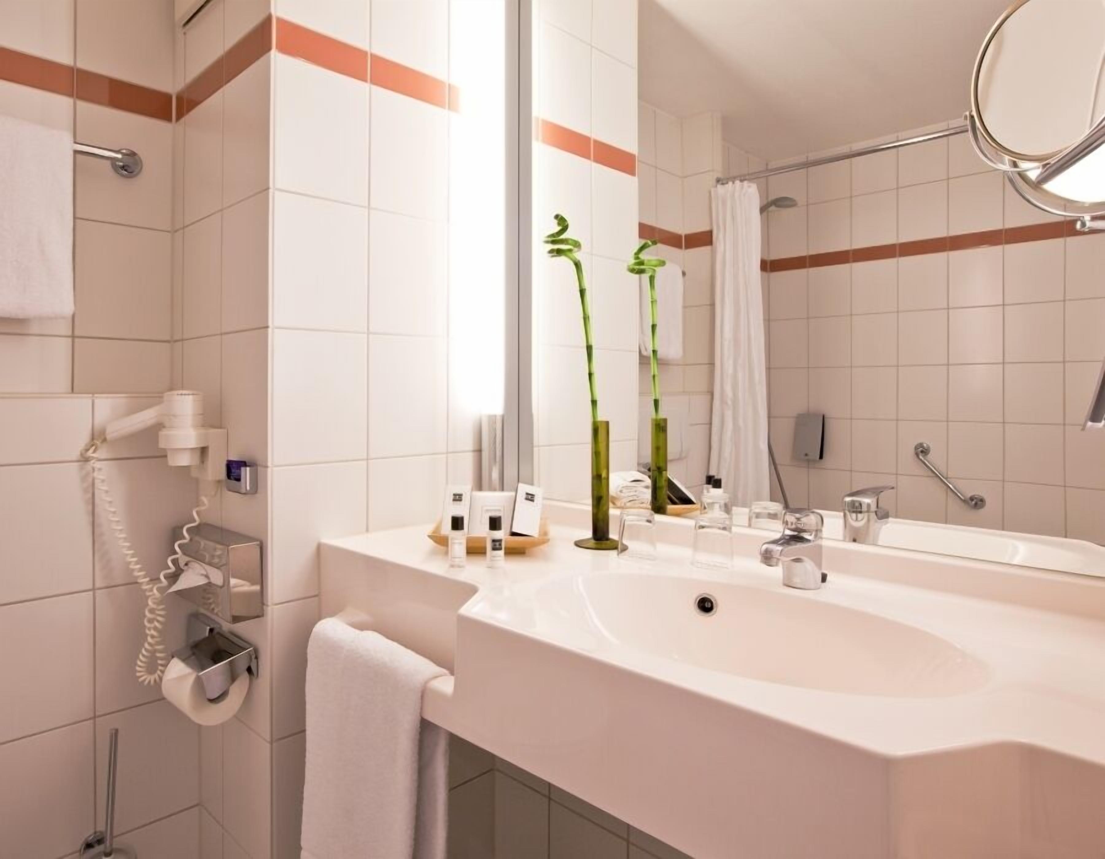 combined shower/bathtub, deep-soaking bathtub, free toiletries