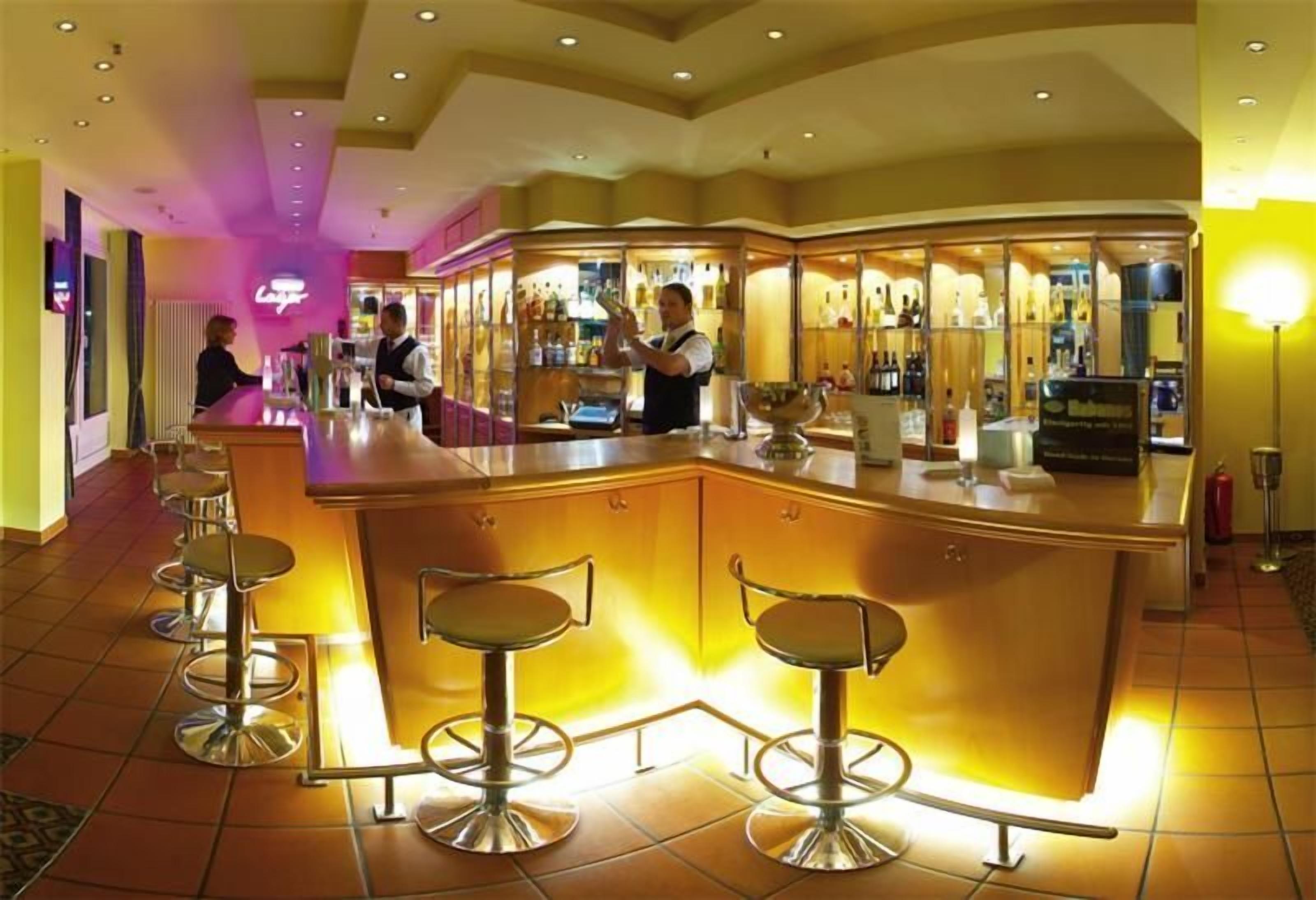 al fresco dining, serves happy hour