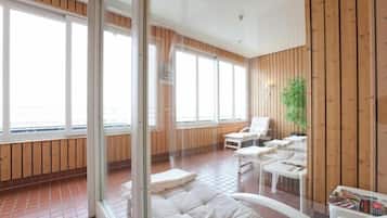 Seprai premium, bantalan ekstra lembut, minibar, dan brankas