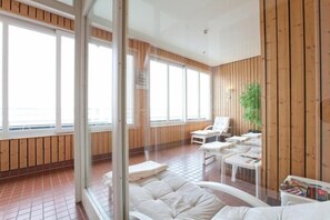 Luxe beddengoed, pillowtop-bedden, een minibar, een kluis op de kamer