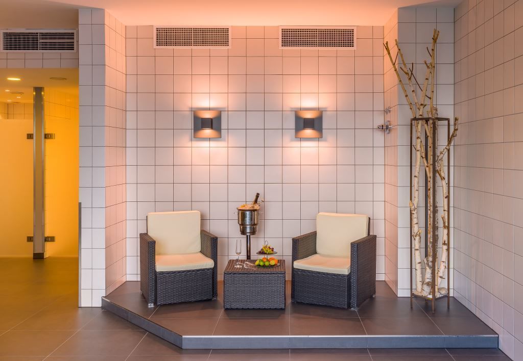 sauna, steam room, hot stone massages, sports massages, facials