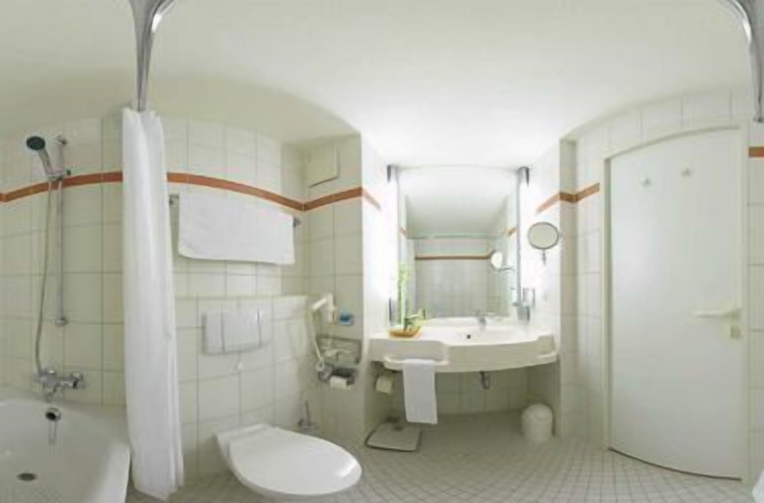 combined shower/bathtub, deep-soaking bathtub, free toiletries