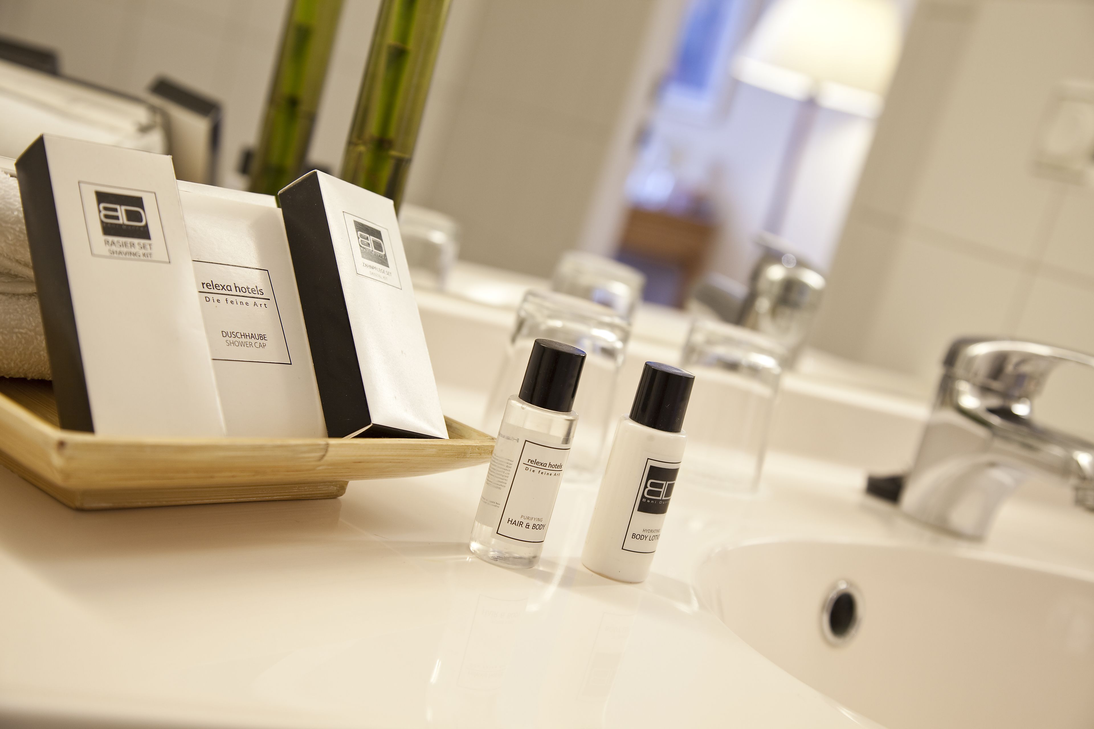 business room | bathroom | combined shower/bathtub, deep-soaking bathtub, free toiletries