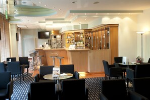 Al fresco dining, serves happy hour