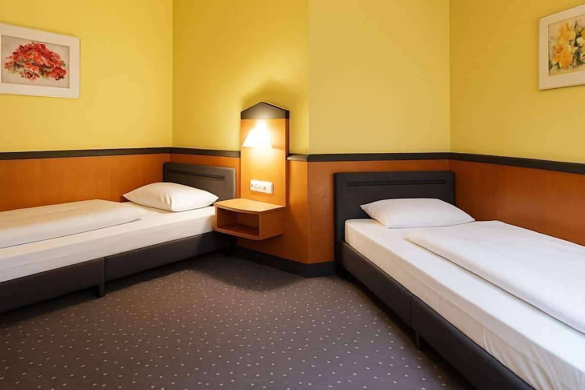 Standard-Zweibettzimmer | Allergikerbettwaren, Schreibtisch, laptopgeeigneter Arbeitsplatz