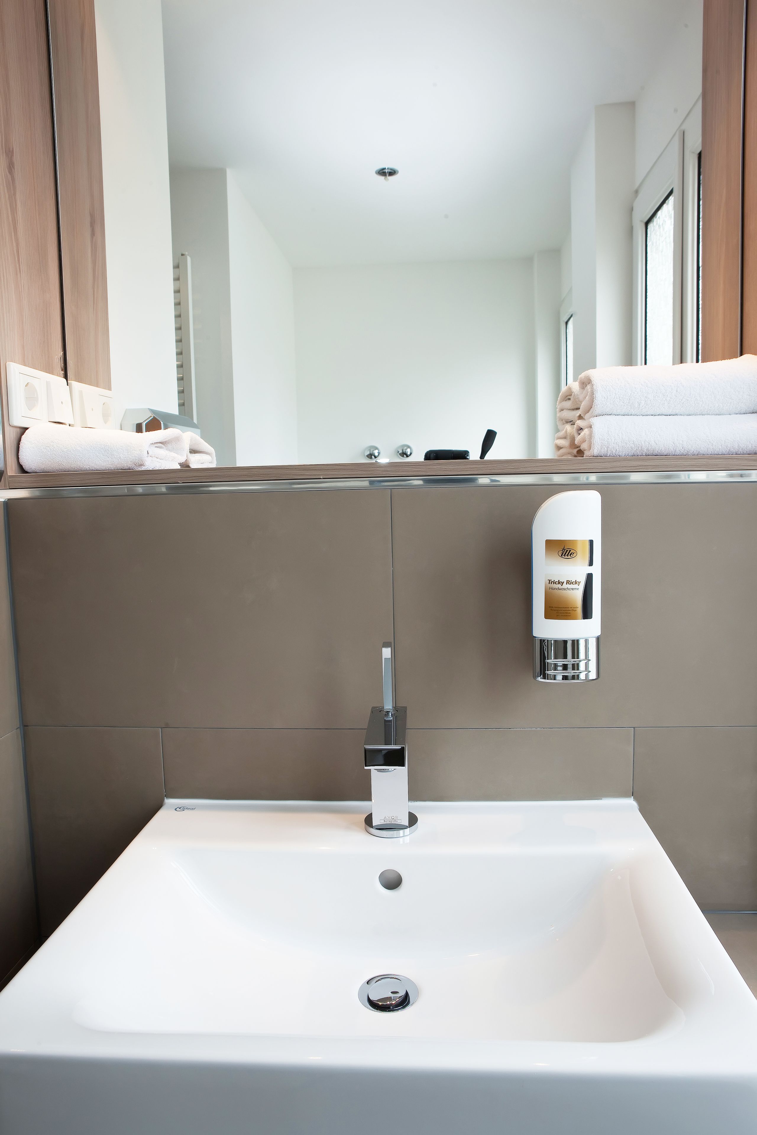 classic double room | bathroom sink