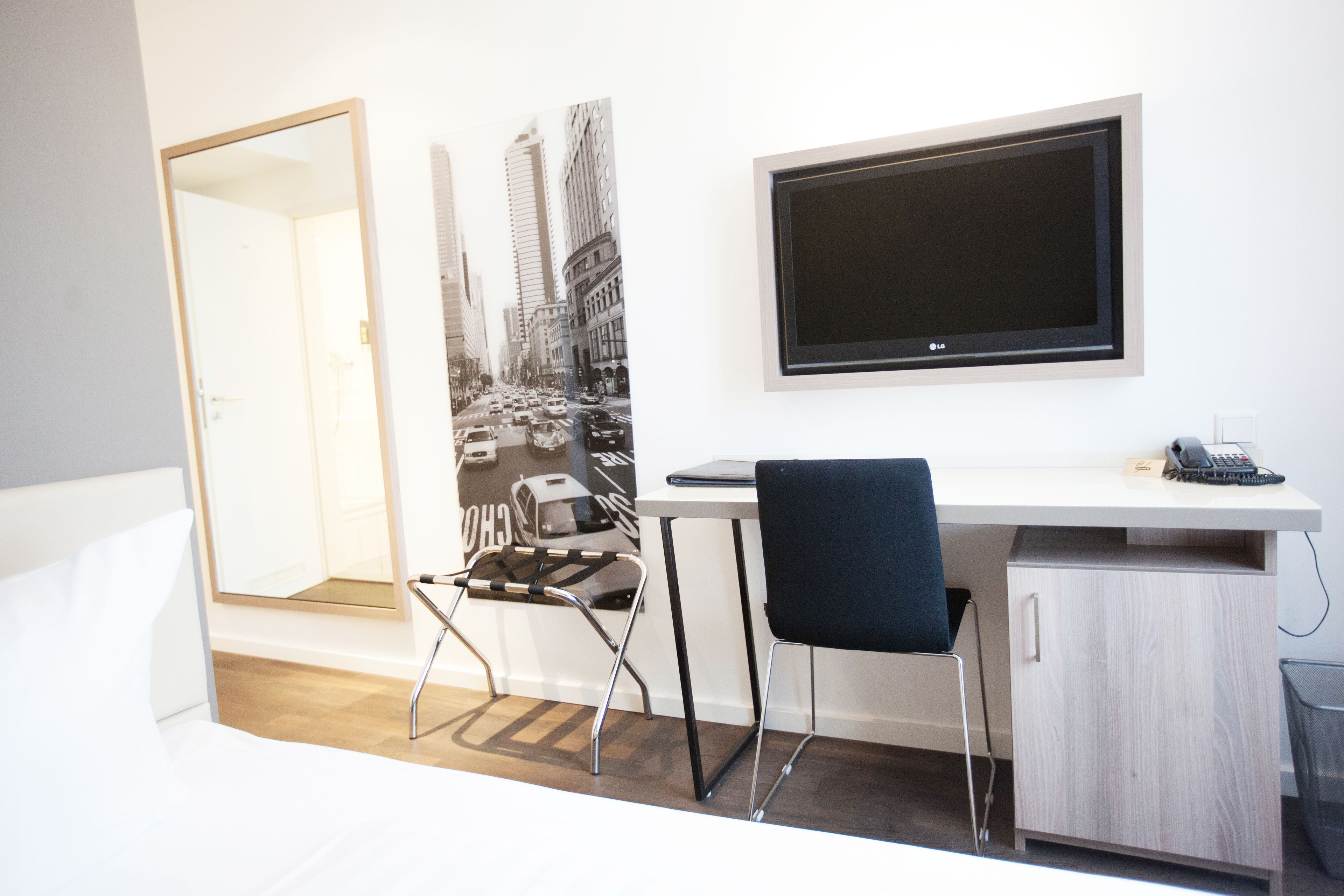 classic single room, 1 single bed | minibar, in-room safe, desk, soundproofing