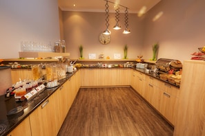 Petit déjeuner continental (15 EUR par personne)