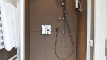 Classic Triple Room | Bathroom | Hair dryer, towels