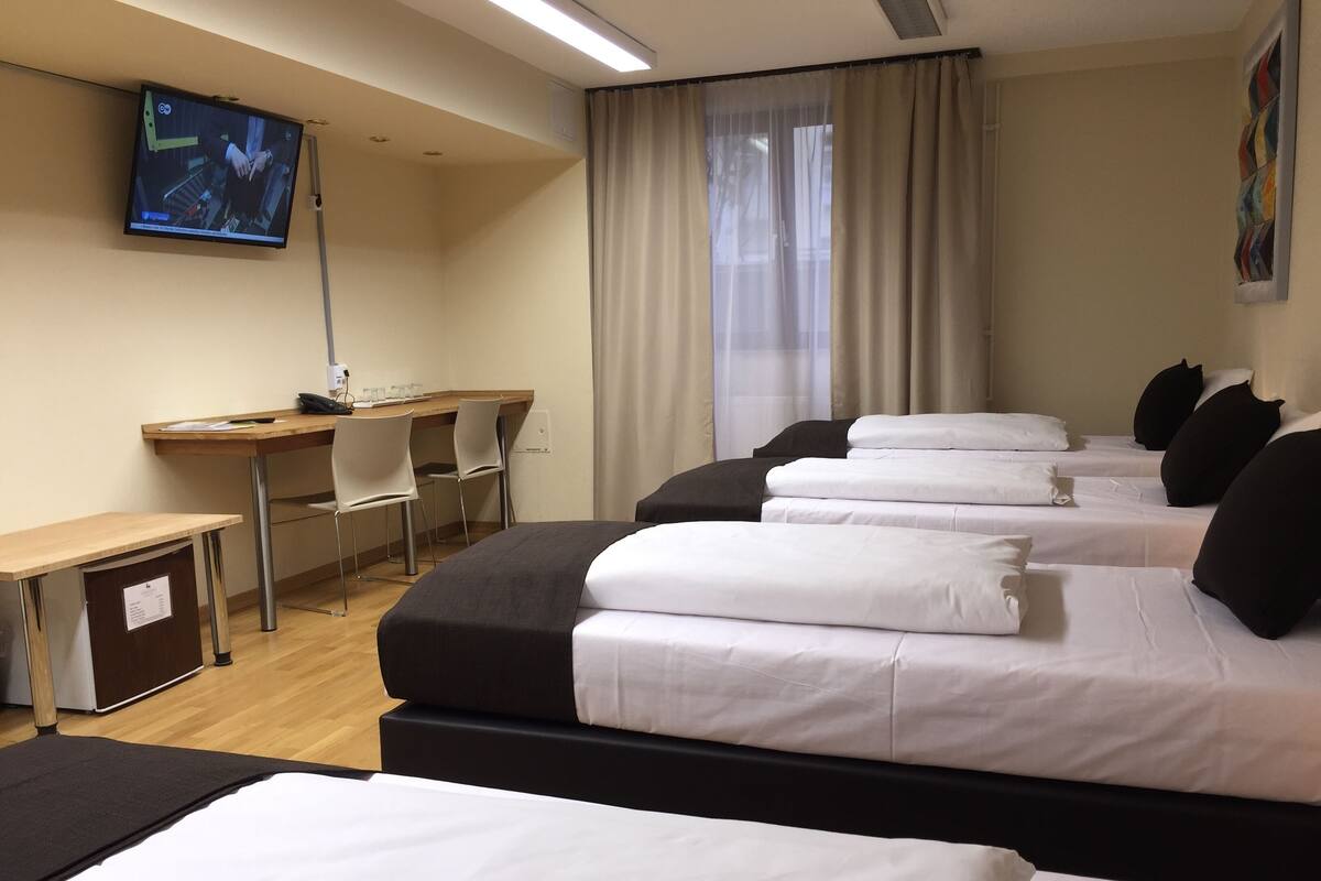 Dobbeltrom for 1 person (Fünfbettzimmer) | Minibar, safe på rommet, skrivebord og lydisolert