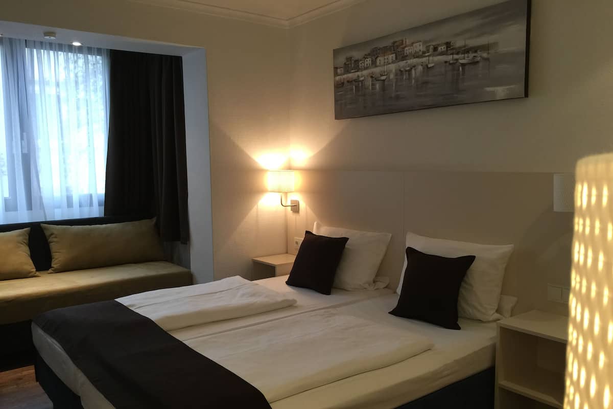 Minibar, safe på rommet, skrivebord og lydisolert