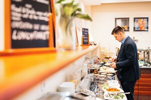 Desayuno buffet diario (EUR 18.00 por persona)