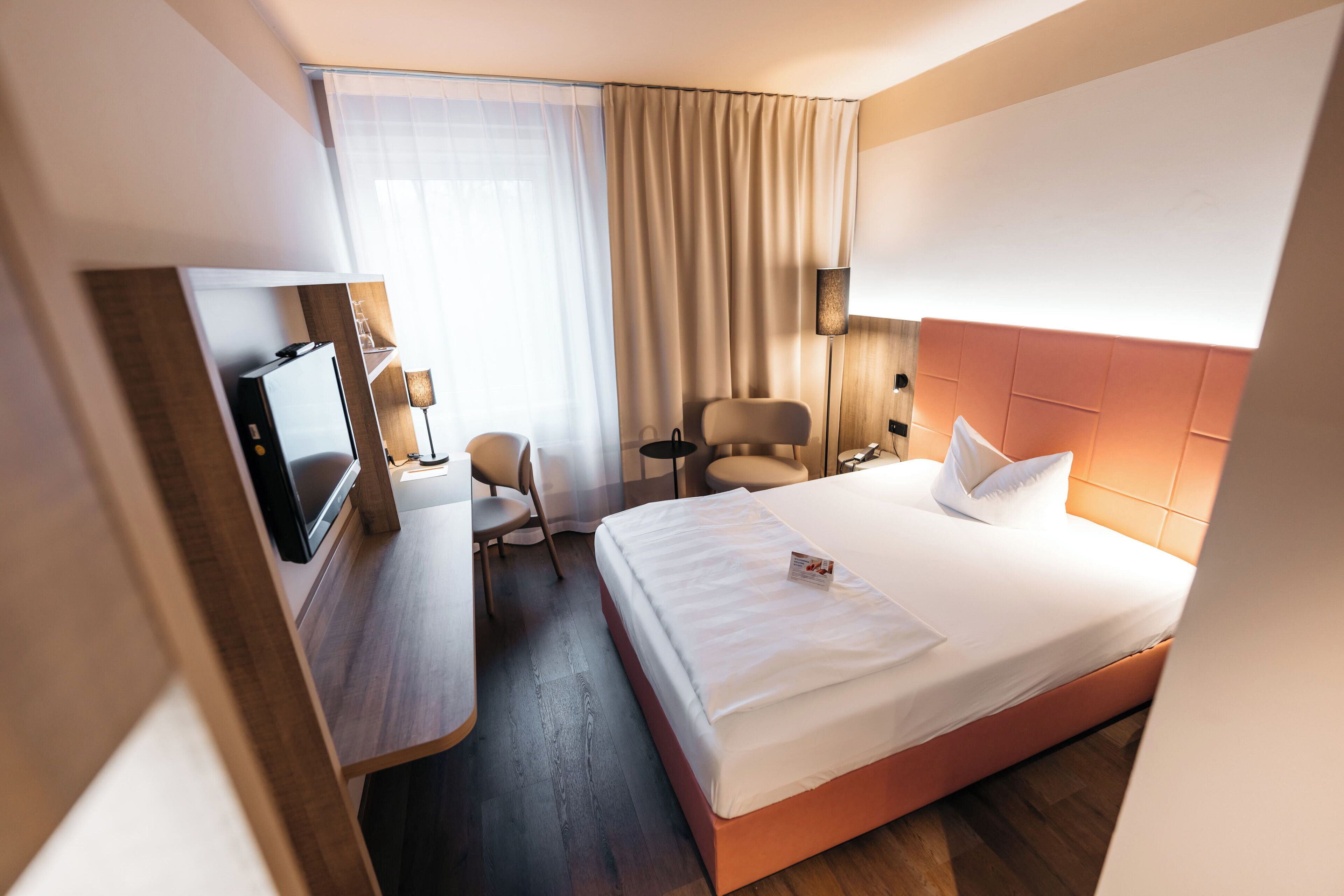 single room | in-room safe, desk, free cots/infant beds, rollaway beds