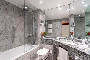 Separate tub and shower, rainfall showerhead, free toiletries - Parkhotel Görlitz (Görlitz)