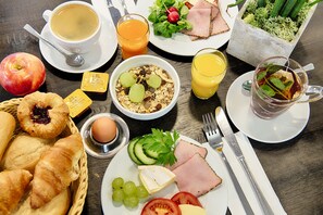 Free daily buffet breakfast 