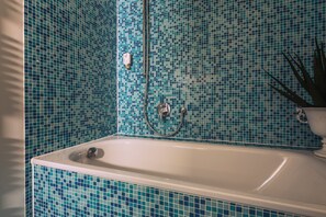 Ducha, artículos de higiene personal gratuitos y secador de pelo