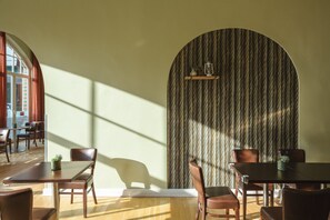 Café da manhã com buffet grátis todos os dias
