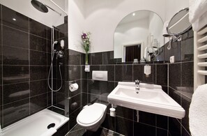 Shower, free toiletries, hair dryer, towels - Hotel Holstenwall (Hamburg)