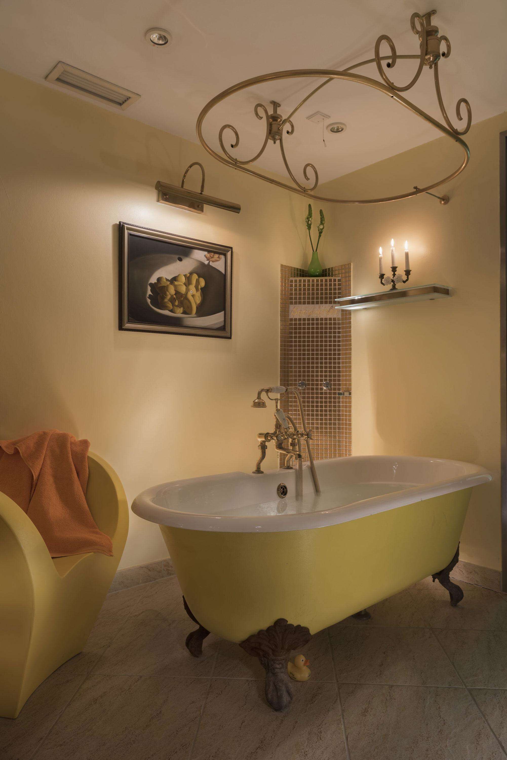 hot tub, turkish bath/hammam, body treatments, aromatherapy