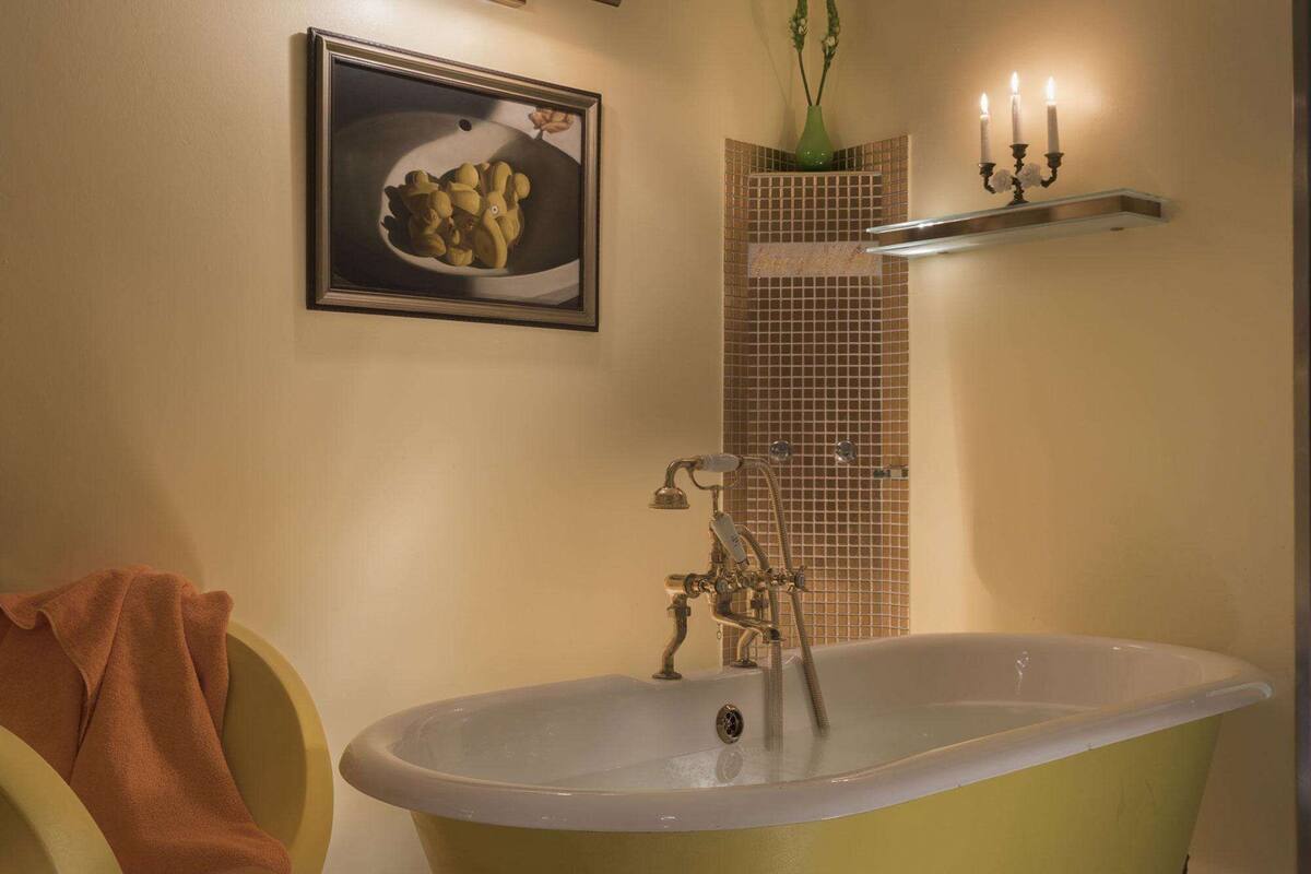 hot tub, turkish bath/hammam, body treatments, aromatherapy