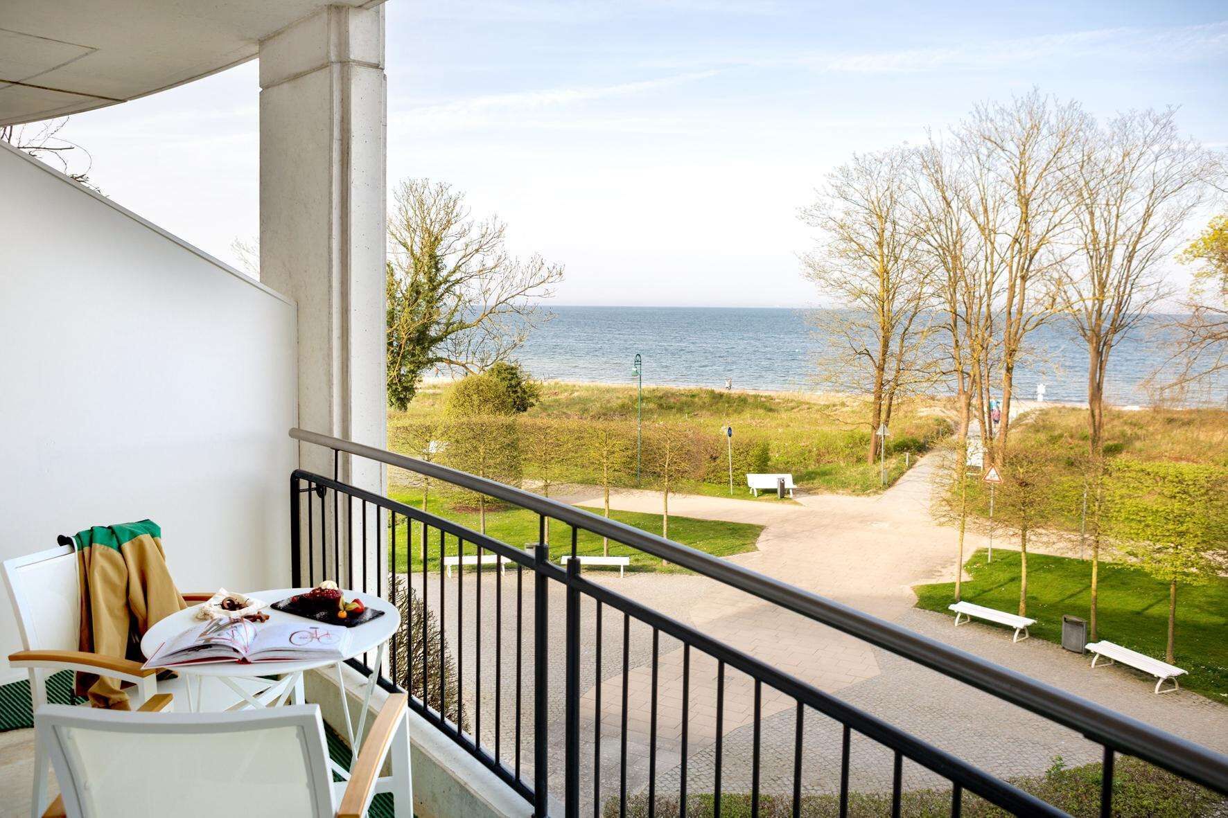 Een balkon met uitzicht op een strand en de zee.