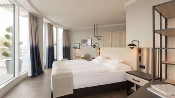 Ropa de cama hipoalergénica, caja fuerte, escritorio y cortinas opacas