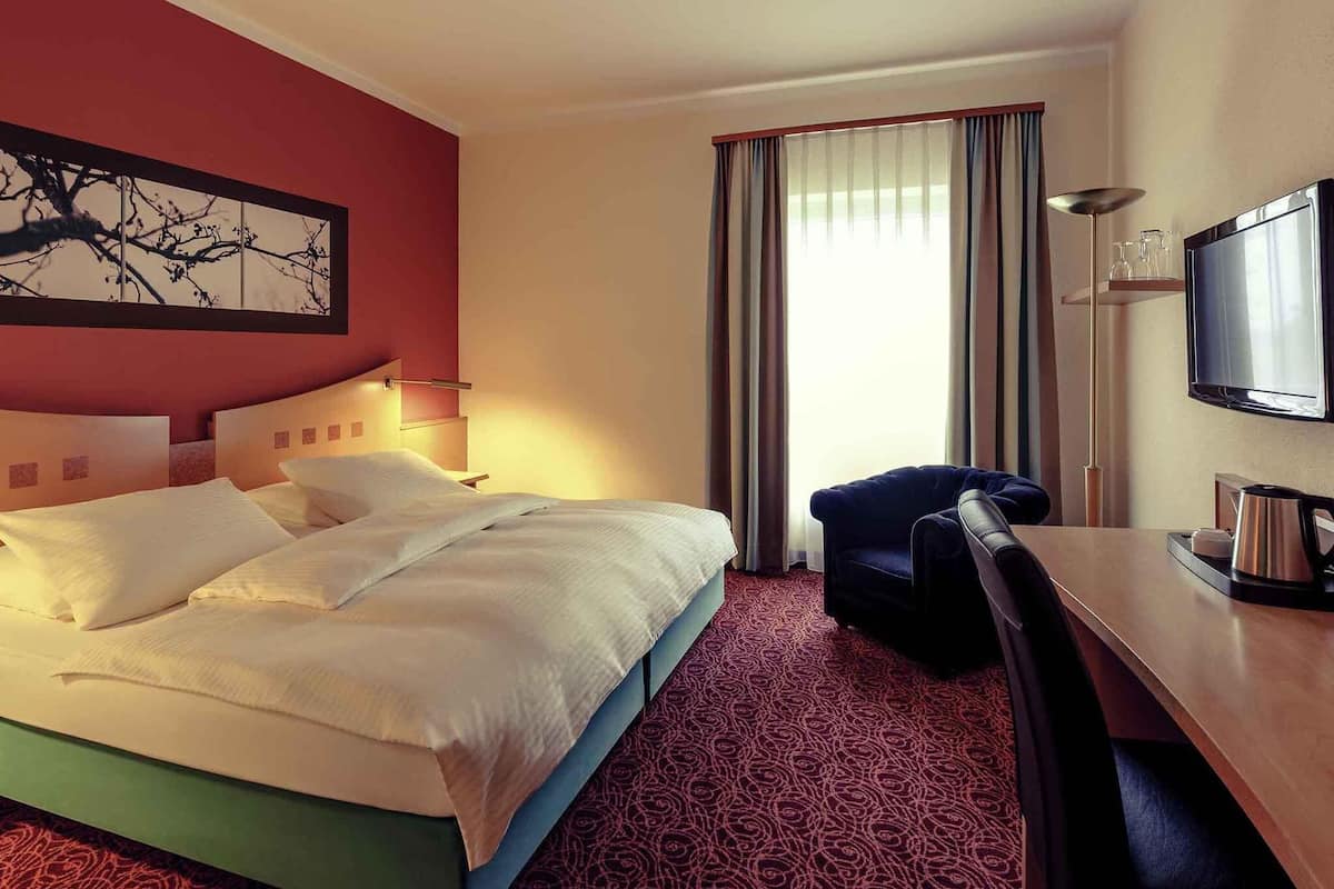 hypo-allergenic bedding, minibar, in-room safe, desk