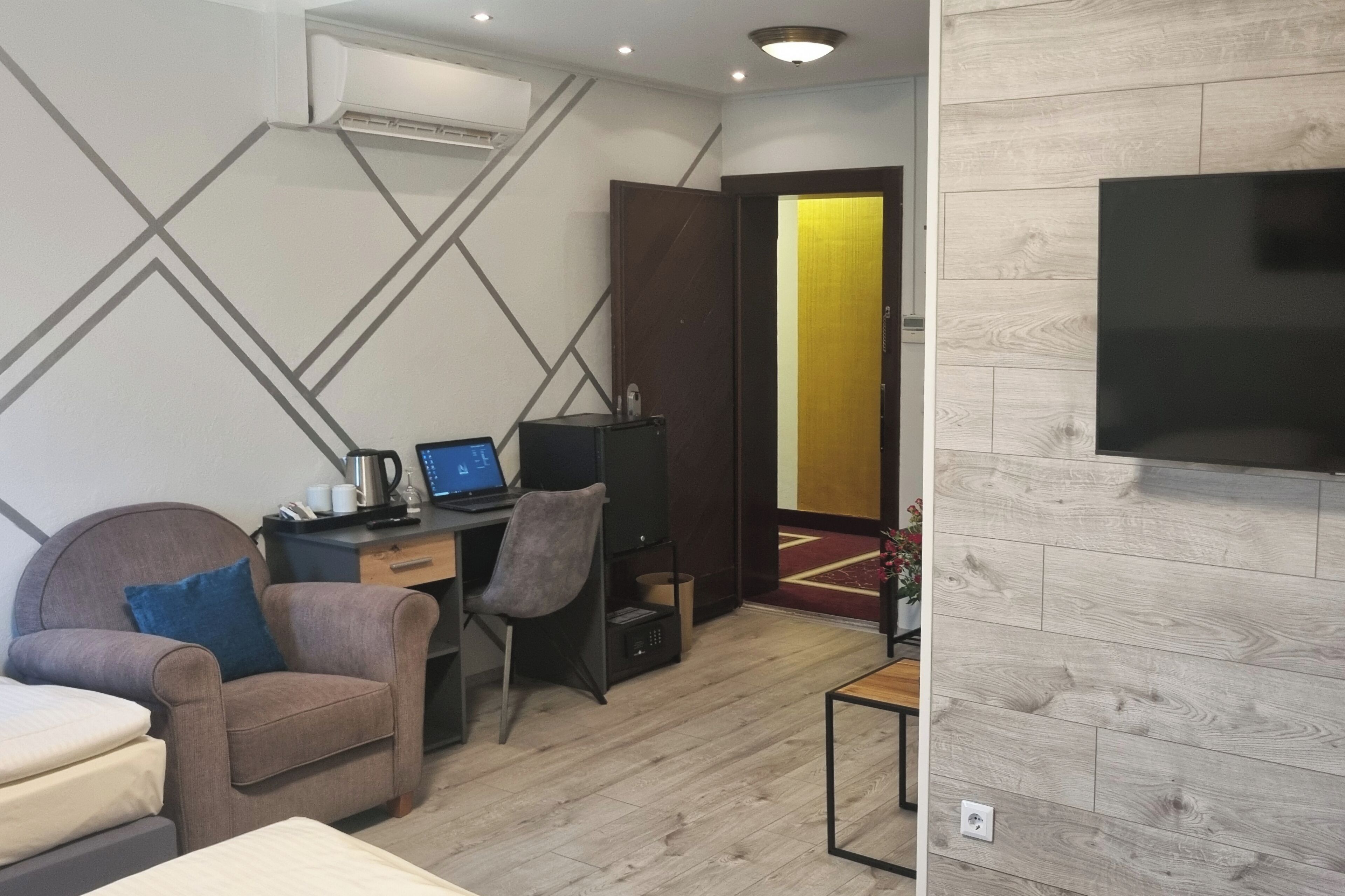 standard room, multiple beds | hypo-allergenic bedding, minibar, in-room safe, desk