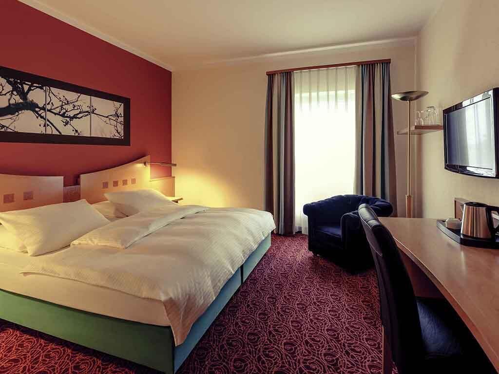 Hypo-allergenic bedding, minibar, in-room safe, desk