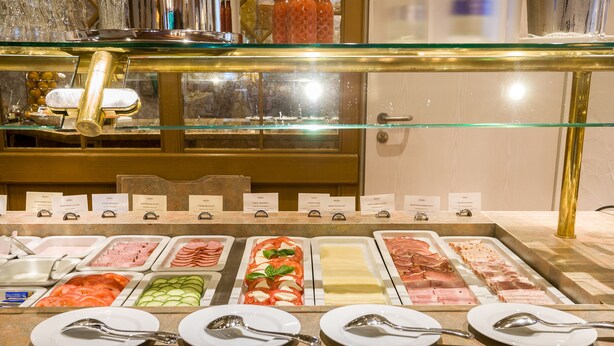 A buffet with various food options and utensils. - Mercure Hotel Ingolstadt (Ingolstadt)