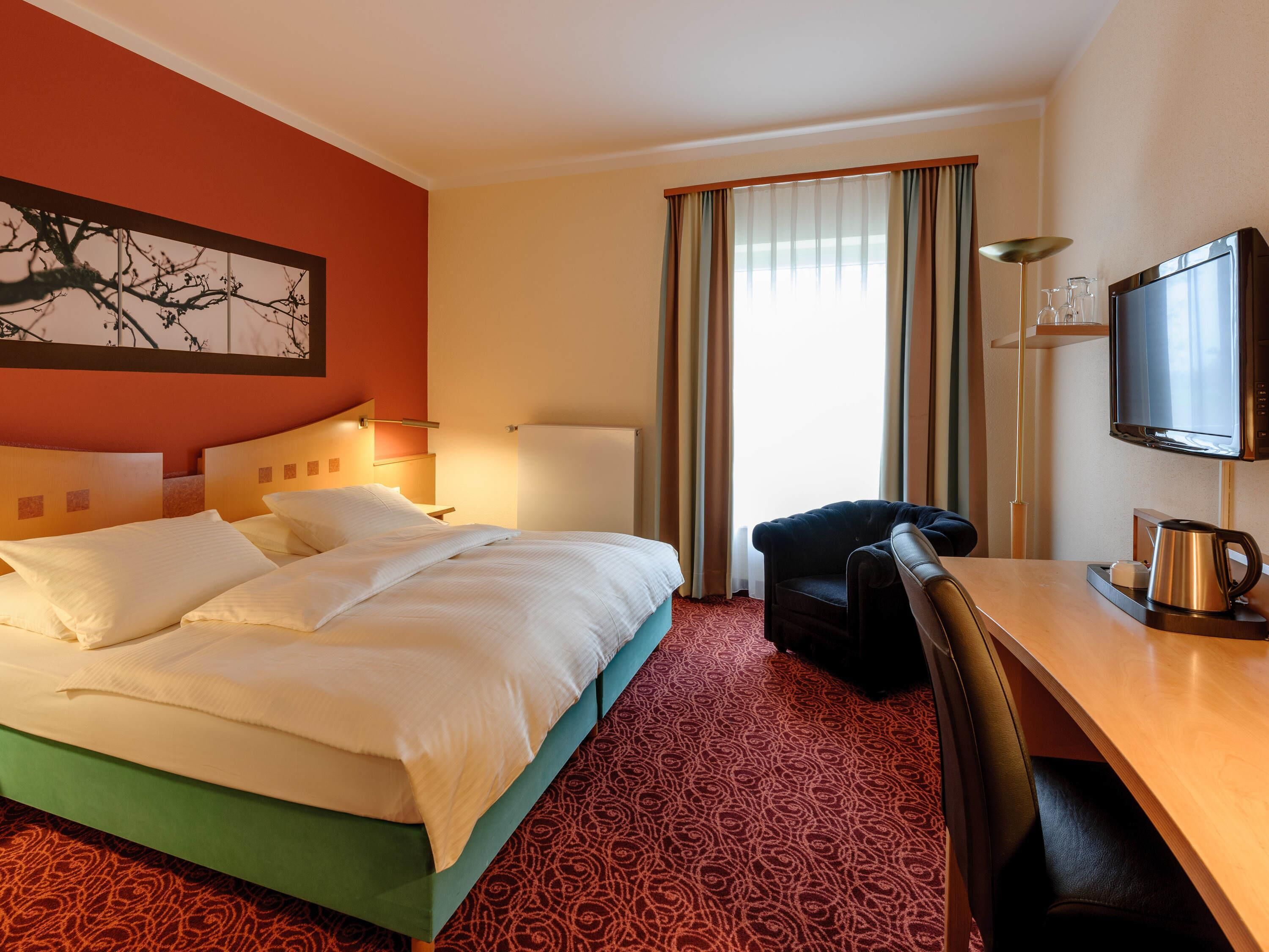 Hypo-allergenic bedding, minibar, in-room safe, desk