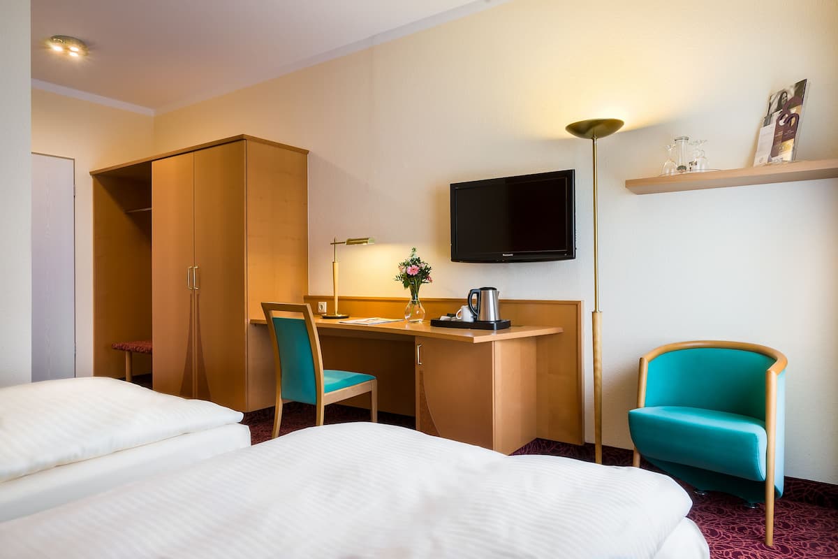 Hypo-allergenic bedding, minibar, in-room safe, desk