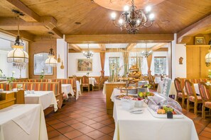 Bữa sáng buffet hàng ngày (16.50 EUR/mỗi người) 