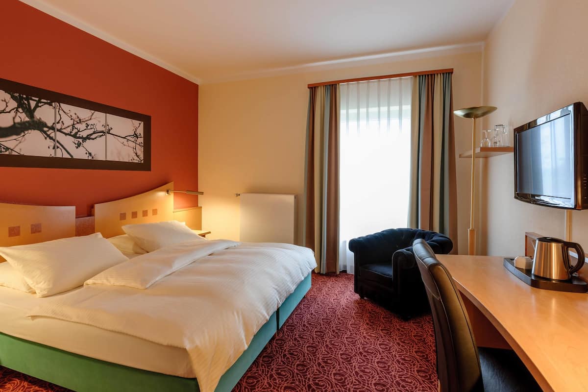 Hypo-allergenic bedding, minibar, in-room safe, desk