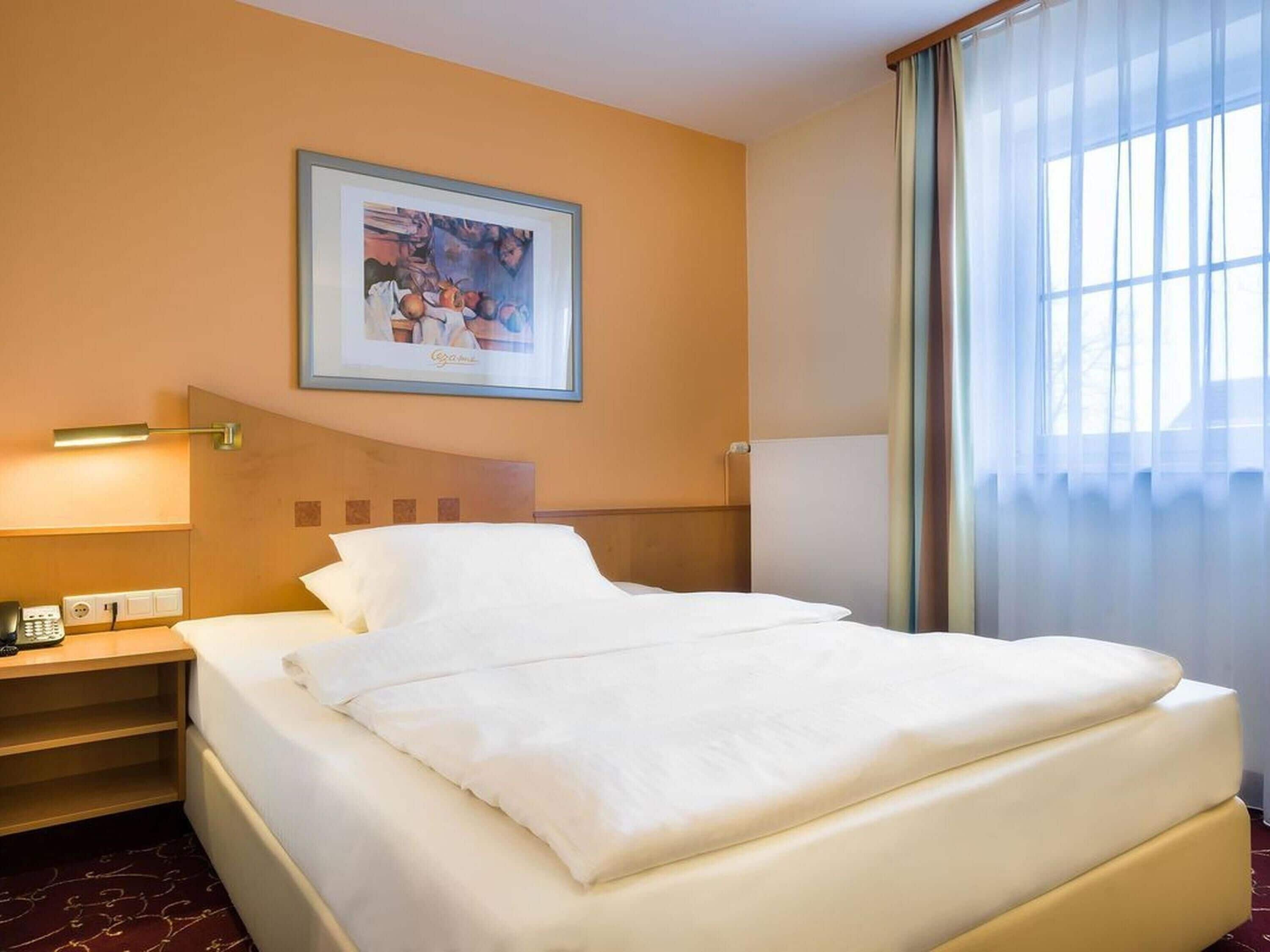 Standaard kamer, 1 eenpersoonsbed | Hypoallergeen beddengoed, een minibar, een kluis op de kamer, een bureau