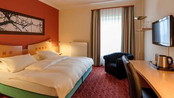 Hypo-allergenic bedding, minibar, in-room safe, desk