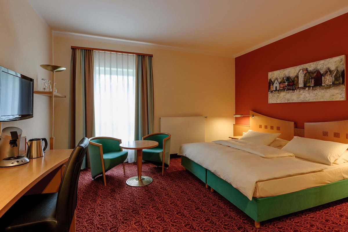 Allergitestet sengetøy, minibar, safe på rommet og skrivebord