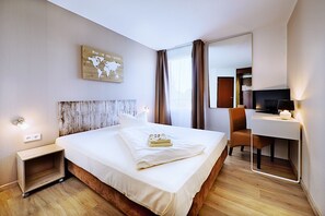 Ropa de cama hipoalergénica, escritorio y sistema de insonorización 