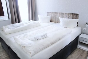 Hypo-allergenic bedding, desk, soundproofing, free WiFi - REGIOHOTEL Leipzig West (Schkeuditz)
