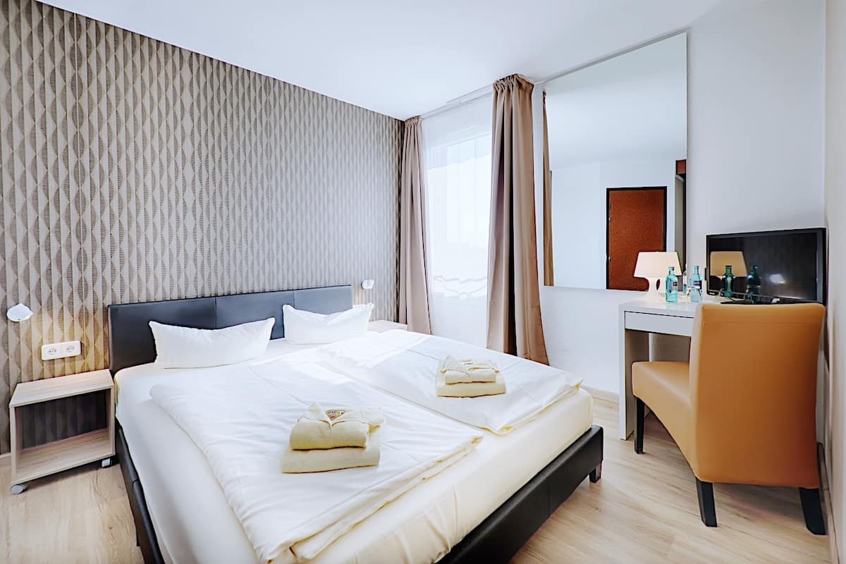 Hypo-allergenic bedding available, desk, soundproofing, WiFi (free)