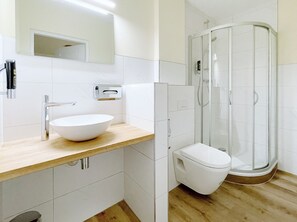 Shower, hair dryer, towels, soap - REGIOHOTEL Leipzig West (Schkeuditz)