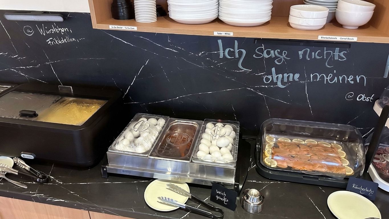 Ein reichhaltiges Buffet mit verschiedenen Speisen und Besteck.