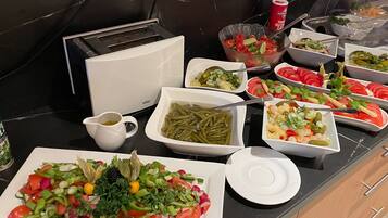 Tägliches Frühstücksbuffet (10 EUR pro Person)