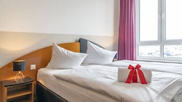 Schreibtisch, Verdunkelungsvorhänge, schallisolierte Zimmer