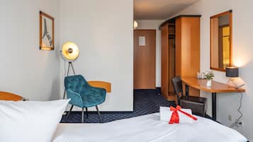 Escritorio, cortinas blackout y insonorización